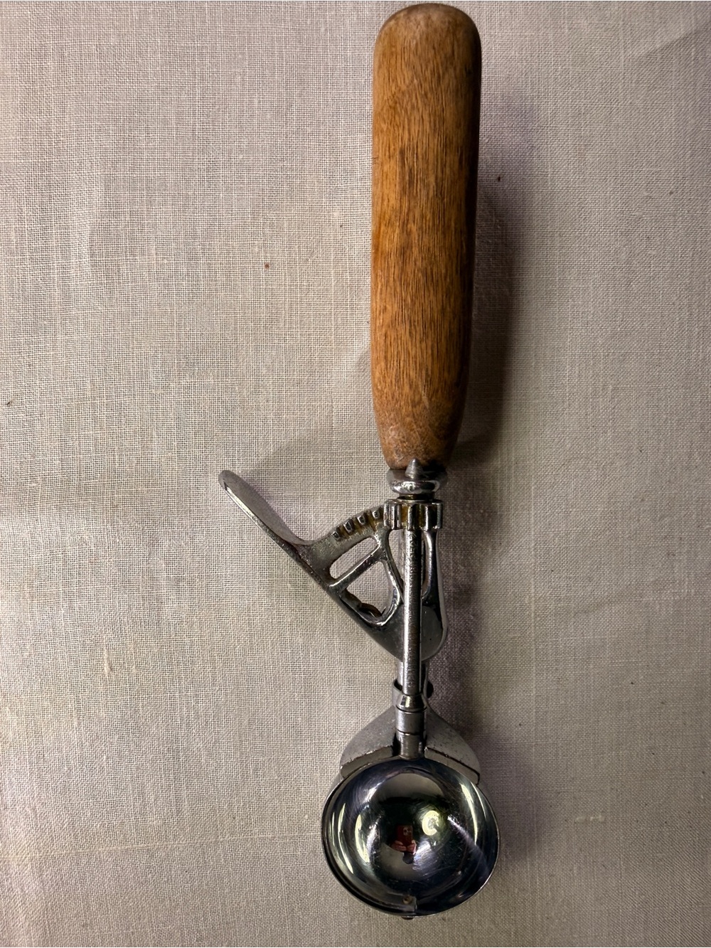 Wood Handle Ice Cream Scoop in Brown